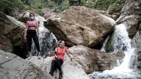 Selain air yang dingin dan deras, air di Curug Barong juga jernis karena air di curug itu diketahui merupakan aliran air dari Sungai Cirangrang.