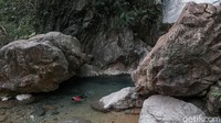 Arman dari operator Sebex mengatakan kepada detikcom bahwa kedalaman curug ini tak terlalu dalam, sekitar 2 meter. Oleh karena itu Curug Barong pun disebut relatif aman bagi traveler dewasa.