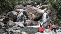 Bagi wisatawan yang hendak mengunjungi Curug Barong dapat meminta bantuan guide. Sebex mematok biaya sebesar Rp 200 ribu per orang, dengan minimal wisatawan 2 orang dalam satu kali trip.