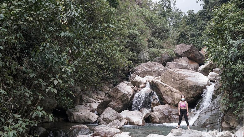 Ngadem di Curug Barong Tak Jauh dari Jakarta Popularitas Curug Barong bisa dibilang kalah dari Leuwi Hejo yang juga ada di Bogor. Tapi curug ini bisa jadi pilihan buat ngadem karena belum banyak yang tahu.