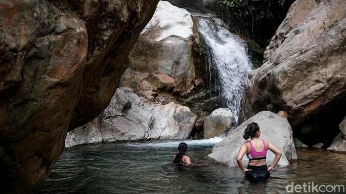 Popularitas Curug Barong bisa dibilang kalah dari Leuwi Hejo yang juga ada di Bogor. Tapi curug ini bisa jadi pilihan buat ngadem karena belum banyak yang tahu.