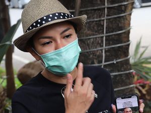 IG-nya Hilang, Nikita Mirzani Malah Bagi-bagi Gelang Hermes