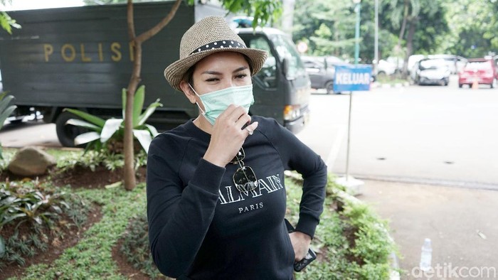 Nikita Mirzani saat ditemui di Polda Metro Jaya.