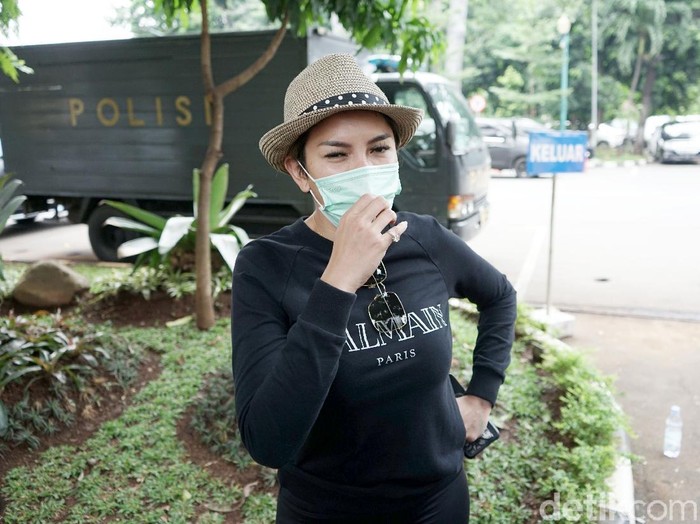Nikita Mirzani saat ditemui di Polda Metro Jaya.