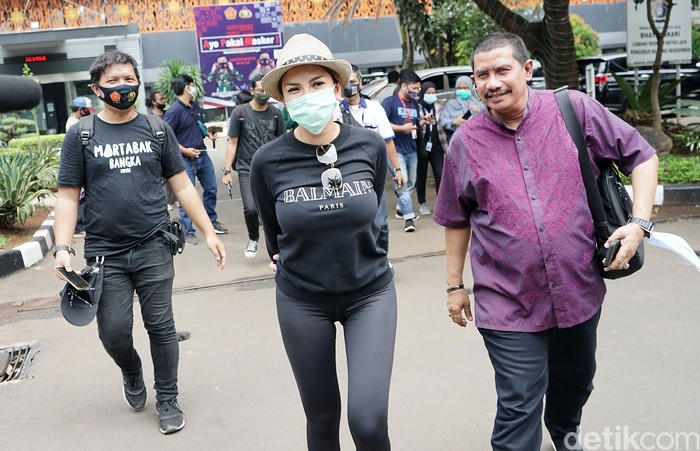 Nikita Mirzani saat ditemui di Polda Metro Jaya.