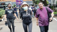 Nikita Mirzani saat ditemui di Polda Metro Jaya pada Rabu (16/9). Pool/Palevi S/detikFoto.