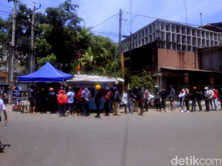 Potret Antrean Mengular di Warung Odading Mang Sholeh
