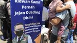 Potret Antrean Mengular di Warung Odading Mang Sholeh