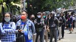 Potret Antrean Mengular di Warung Odading Mang Sholeh