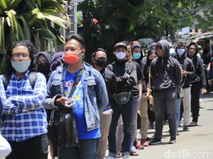 Penampakan Antrean Super Panjang Odading Mang Oleh yang Viral