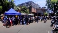 Tampak dalam foto antrean yang mengular. Bahkan panjangnya hingga 50 meter. Tentunya mereka tetap menerapkan social distancing karena kondisi di tengah pandemi. Foto: detikcom