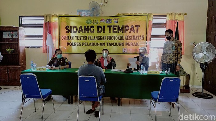 Operasi Yustisi terus digelar di Surabaya. Puluhan pelanggar yang terjaring disidang di tempat.