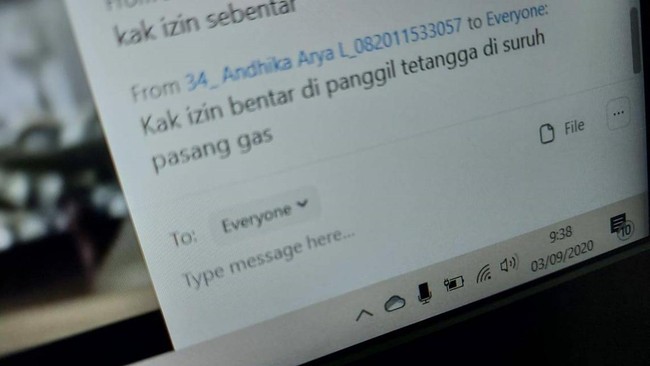 Memang ada-ada saja ulah mahasiswa baru. Saking baiknya, mahasiswa ini sampai minta ijin dulu ketika sedang mengikuti ospek online demi membantu tetangganya. Foto: Twitter/artvinery