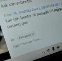 Memang ada-ada saja ulah mahasiswa baru. Saking baiknya, mahasiswa ini sampai minta ijin dulu ketika sedang mengikuti ospek online demi membantu tetangganya. Foto: Twitter/artvinery