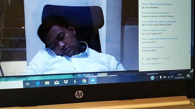 Mungkin tadi malam mahasiswa ini habis begadang. Jadinya ketika mengikuti ospek online, dirinya mengantuk hebat sampai tertidur. Foto: Twitter/awkaruuuu