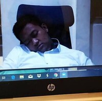 Mungkin tadi malam mahasiswa ini habis begadang. Jadinya ketika mengikuti ospek online, dirinya mengantuk hebat sampai tertidur. Foto: Twitter/awkaruuuu