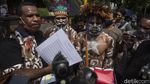 Pakai Baju Adat, Warga Papua Lunasi Tagihan Veronica Koman