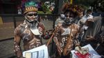 Pakai Baju Adat, Warga Papua Lunasi Tagihan Veronica Koman