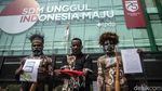 Pakai Baju Adat, Warga Papua Lunasi Tagihan Veronica Koman