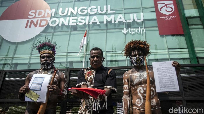 Pakai Baju Adat ke Gedung LPDP, Warga Papua Lunasi Tagihan Veronica Koman Tim Solidaritas Rakyat Papua datangi Gedung LPDP Kemenkeu. Kedatangan mereka untuk kembalikan uang beasiswa LPDP Veronica Koman.