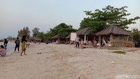 Selain menikmati keindahan alam terbenamnya matahari, wisatawan bisa bersantai ria sambil menikmati makanan. Ada banyak warung yang tersedia.
