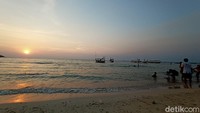 Sore hari menjadi momen yang ditunggu wisatawan. Di tengah pandemi virus Corona, pengunjung diimbau menjaga jarak dan memakai masker di kawasan pantai ini. 