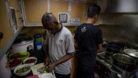 Para personel juga harus melakukan aktivitas sehari-harinya di dalam kapal.  