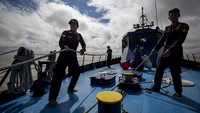 Kepulauan Riau sebagai provinsi terdepan yang berbatasan langsung dengan beberapa negara tetangga seperti Malaysia dan Singapura kerap menjadi pintu masuk penyelundupan barang-barang ilegal seperti penyelundupan barang elektronik, pakaian bekas, hasil bumi hingga narkotika.   