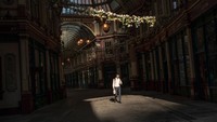 Pekerja kota berjalan melalui Pasar Leadenhall, London, Inggris, Senin (14/9/2020) waktu setempat.  