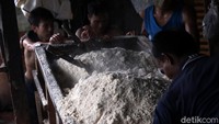 Sejumlah pekerja mengolah ampas tahu untuk diproduksi menjadi oncom.
