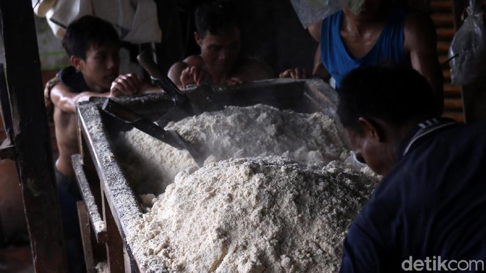 Pekerja mengolah ampas tahu untuk diproduksi menjadi oncom di Ciledug, Kota Tangerang, Banten, Rabu (16/9/2020). Oncom industri rumahan itu untuk memenuhi kebutuhan pasar di kawasan Tangerang. Setiap nampan oncom dijual seharga Rp5 ribu.
