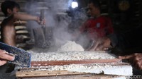 Oncom industri rumahan itu untuk memenuhi kebutuhan pasar di kawasan Tangerang.