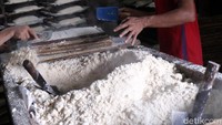 Ampas tahu yang telah dikukus diangkat kemudian dilakukan proses pencetakan. 