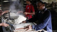Oncom dicetak menggunakan wadah yang telah ditentukan ukurannya.