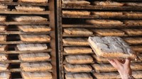 Setiap nampan oncom dijual seharga Rp 5 ribu.