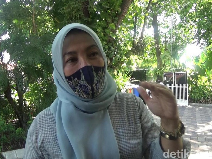Pemkot Surabaya tengah mematangkan perubahan Perwali, terkait sanksi denda bagi warga yang tidak memakai masker. Kemungkinan, sanksi untuk perorangan ada di kisaran Rp 250 ribu.