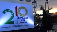 Wali Kota Bandung Oded M Danial meluncurkan Logo Hari Jadi Kota Bandung ke 210. Peluncuran logo ini dilakukan taman air mancur Kiara Artha Park, Jalan Jakarta, Kota Bandung, Rabu (16/9/2020). Wisma Putra/detikcom.