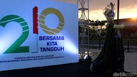 Selain itu, terdapat bentangan Jembatan Pasopati berwarna putih yang ada di angka 210 tersebut. Jembatan Pasopati itu, juga menunjukkan arti persatuan dan kesatuan harus ditumbuhkan di Kota Bandung. Wisma Putra/detikcom.