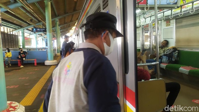 Pengguna Krl Di Stasiun Juanda Masih Gunakan Masker Scuba Buff