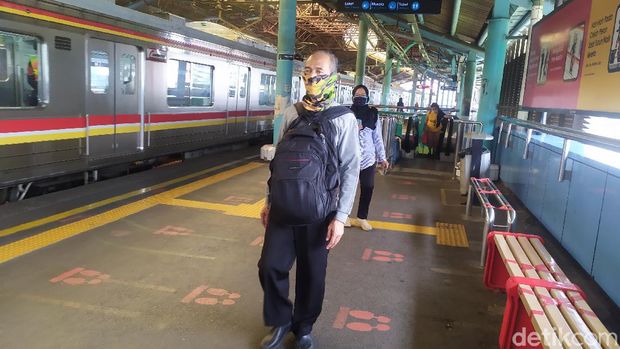 Pengguna KRL di Stasiun Juanda masih gunakan masker scuba-buff
