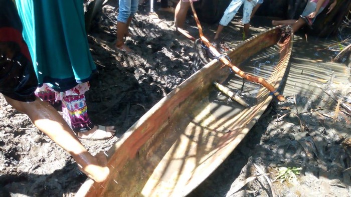 Perahu yang digunakan korban bermain di Sungai di Makassar.