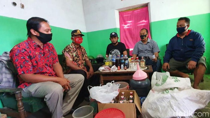Empat warga Kabupaten Kediri tewas usai pesta miras oplosan. Mereka tewas secara beruntun, setelah menenggak miras di lokasi yang sama.
