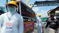 Dilihat detikcom pada Rabu, (16/9/2020) di Jalan A.H Nasution RT 6 RW 6 Kelurahan Pasir Endah, Kecamatan Ujung Berung, Kota Bandung terlihat ada dua patung menggunakan APD lengkap seperti pakaian hazmat, face shield, topi, sepatu boot dan name tag bertuliskan Satgas COVID menjaga pintu masuk komplek Sukup Baru.