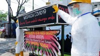 Tidak hanya itu, kedua patung tersebut memanggul peti mati yang diketahui saat ini digunakan bagi warga yang meninggal akibat COVID-19. Di peti tersebut, terdapat tulisan Waspada COVID19 Sayangi Anda & Keluarga Anda sebagai pengingat bagi siapapun yang melintas di jalan tersebut.