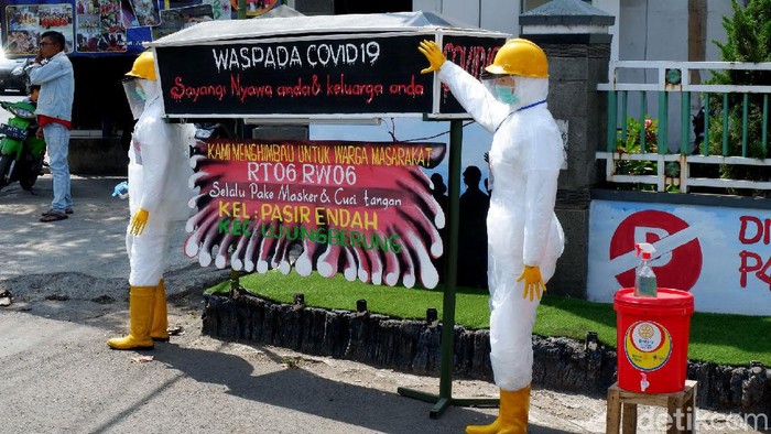 Peti Mati dan Patung Berpakaian APD Juga Mejeng di Bandung Peti mati dan patung berpakaian APD hiasi salah satu jalan di Kota Bandung. Keberadaan peti mati dan patung itu untuk ingatkan masyarakat akan bahaya COVID-19.