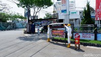 Selain memasang patung, warga Sukup Baru juga memberlakukan pembatasan tamu pendatang. Adapun jika ada pendatang, pihaknya meminta agar melakukan pelaporan kepada petugas kewilayahan.