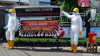 Sosialiasi pencegahan penyebaran virus Corona digencarkan di sejumlah wilayah kawasan Bandung, Jawa Barat. Di salah satu ruas jalan, sosialisasi penerapan protokol kesehatan guna mencegah COVID-19 dilakukan dengan memasang peti mati serta patung berpakaian APD.