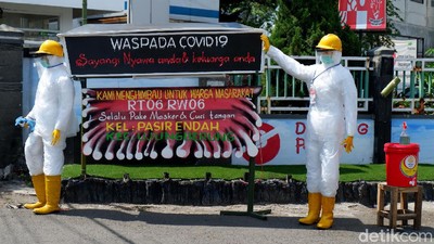 Peti Mati dan Patung Berpakaian APD Juga Mejeng di Bandung Lho