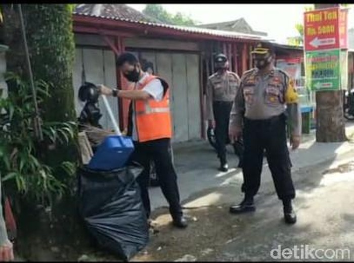 Plt Kepala BKD Blora disanksi nyapu jalanan, Rabu (16/9/2020).