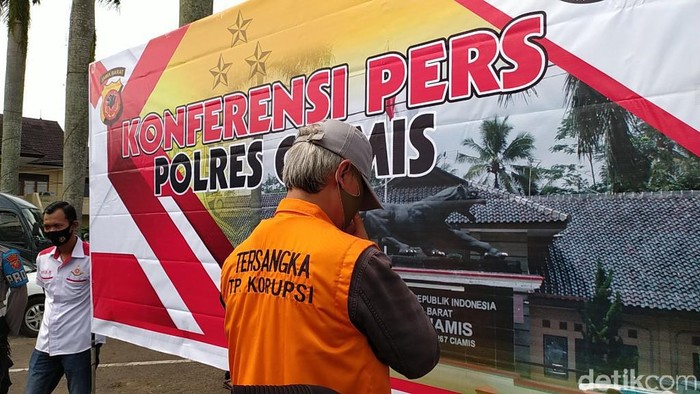 Polisi menahan eks kades yang korupsi dana desa di Ciamis